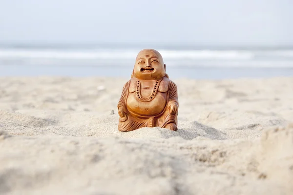 Статуэтка Будды на пляже — стоковое фото