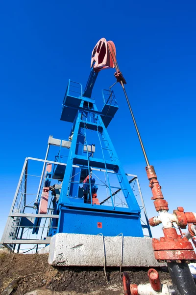 Bomba de aceite y cielo — Foto de Stock