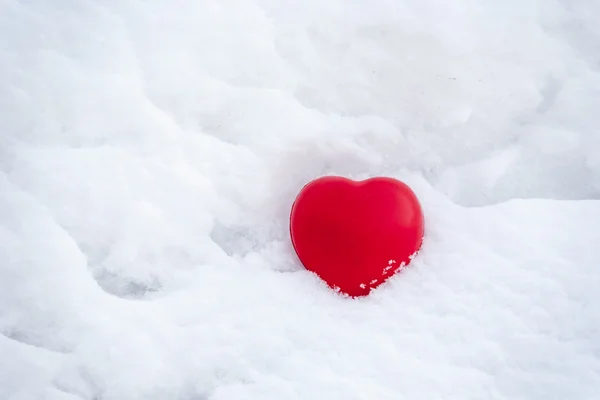 Rotes Herz im Schnee — Stockfoto