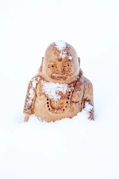 Buddha-Statuette im Schnee — Stockfoto