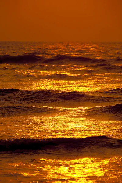 Céu refletido nas ondas . — Fotografia de Stock