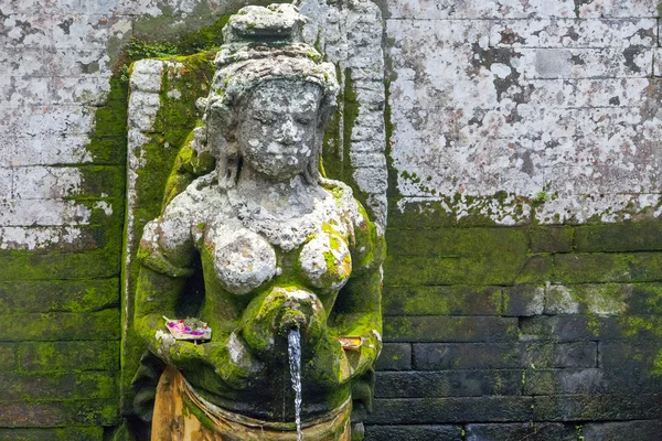 Balinese statue with pool — Stock Photo, Image