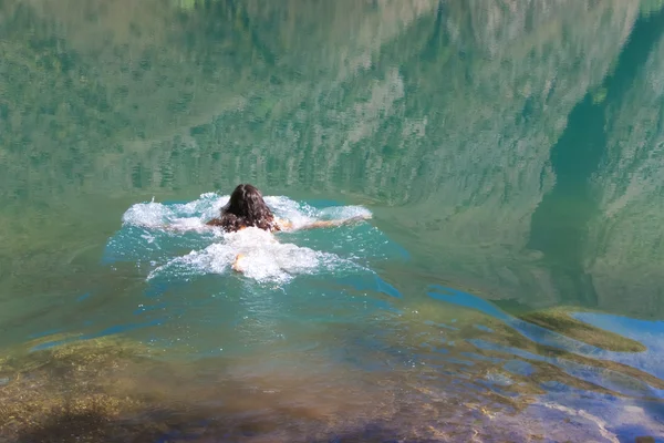 Girl swimming in a lake — Stock Photo, Image