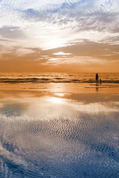 Anne ve çocuğu sahilde duran — Stok fotoğraf