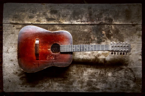 Guitarra roja en la mesa —  Fotos de Stock