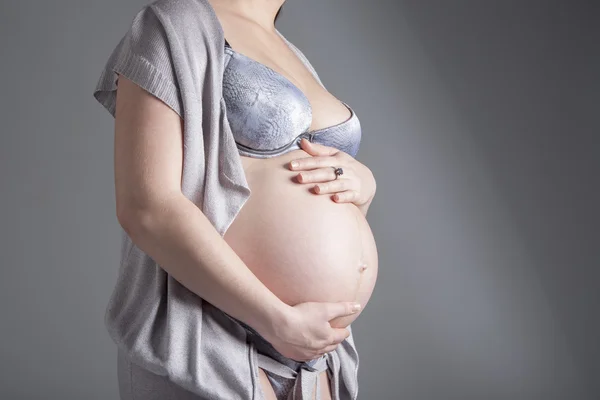 Mujer embarazada en el estudio — Foto de Stock