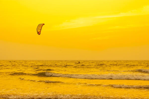 Kitesurf et l'homme sur une vague — Photo