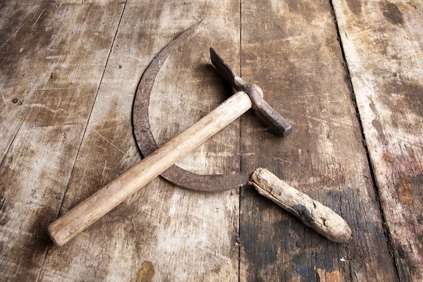 Hammer og sigd i form av våpenskjold – stockfoto