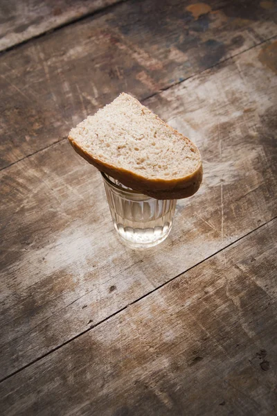 Kieliszek wódki i chleb — Zdjęcie stockowe