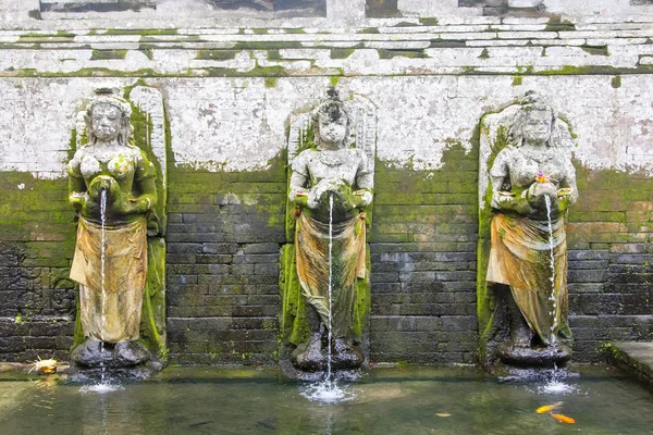 Statues with pool of  holy water — Stock Photo, Image