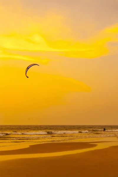 Kitesurfing ve adam bir dalgalar üzerinde — Stok fotoğraf