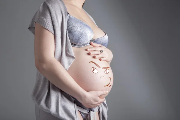 Έγκυος γυναίκα δείχνει την εικόνα — Φωτογραφία Αρχείου