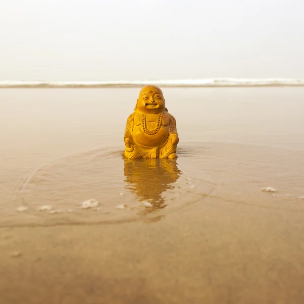 Statuetta Budda sulla spiaggia — Foto Stock