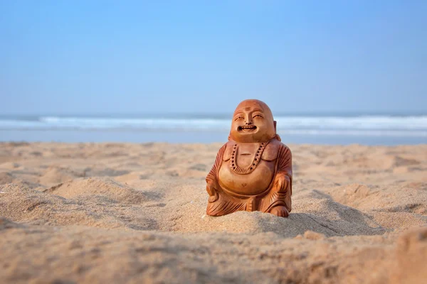 Budda Statuette am Strand — Stockfoto