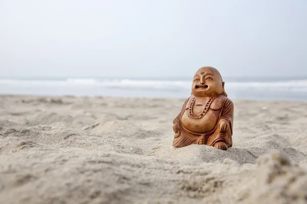 Budda statyett på stranden — Stockfoto