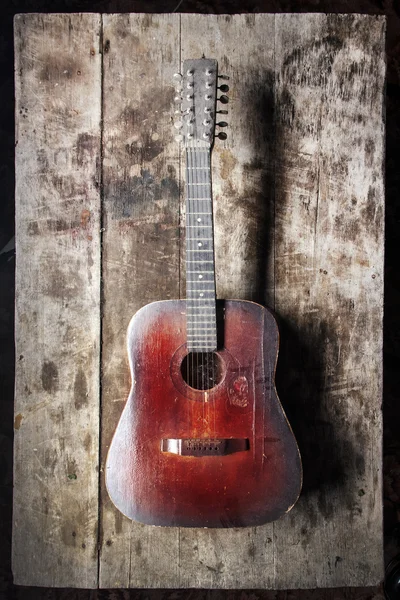 Röd gitarr på bord — Stockfoto