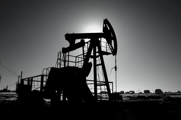 Нефтяной насос и небо — стоковое фото