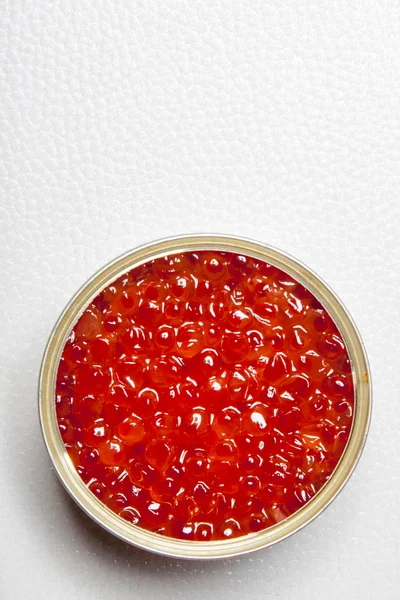 Caviar vermelho na lata aberta — Fotografia de Stock