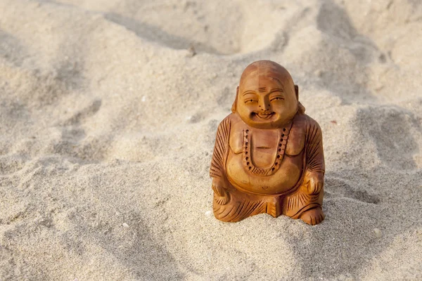 Budda beeldje op het strand. — Stockfoto