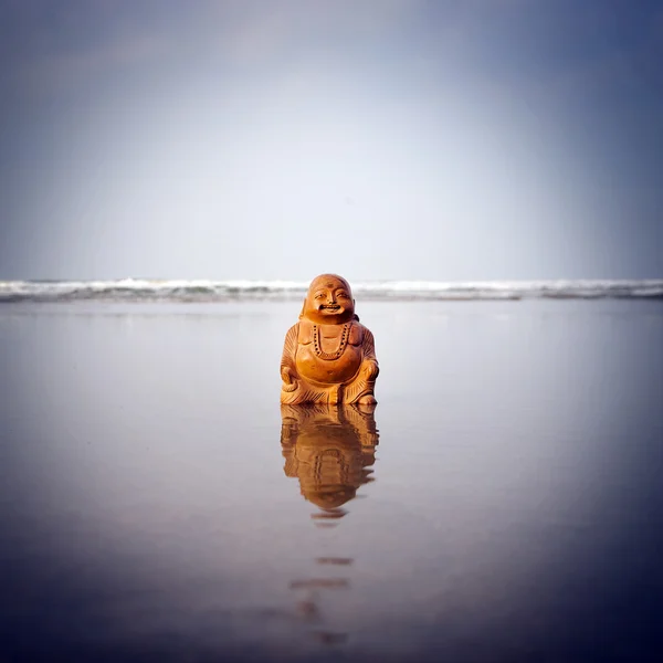 Budda Statuette am Strand — Stockfoto
