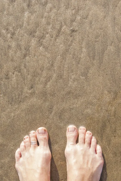 脚在沙滩 — 图库照片
