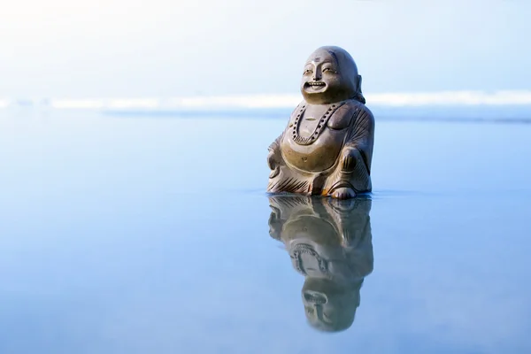 Budda beeldje op het strand — Stockfoto