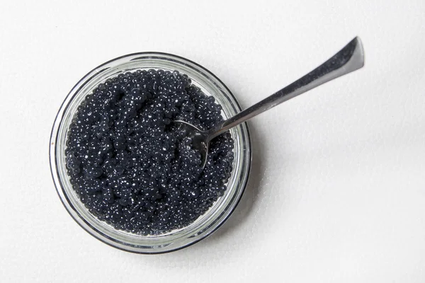 Caviar preto na lata aberta — Fotografia de Stock