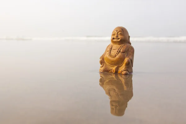 在海滩上的佛祖雕像 — 图库照片