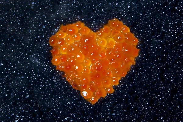 Herz aus rotem Kaviar — Stockfoto