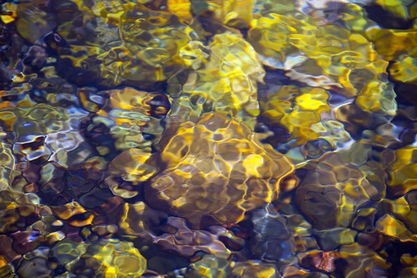 Rocce sullo sfondo dell'acqua — Foto Stock