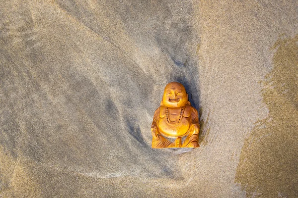 Budda statyett på stranden. — Stockfoto