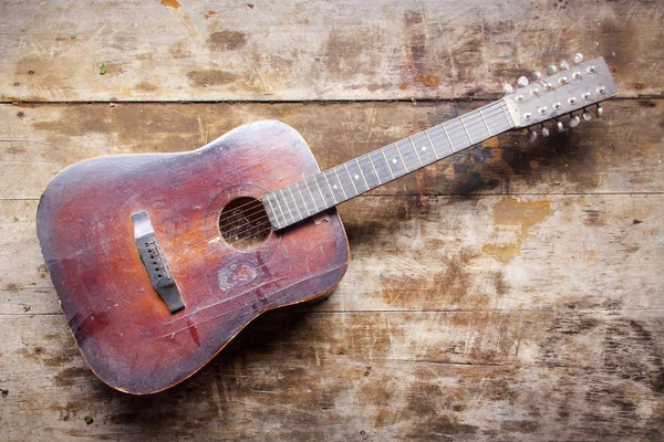 Röd gitarr på bord — Stockfoto