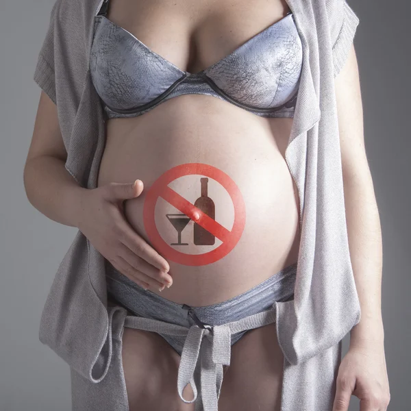 Kobieta w ciąży z znak — Zdjęcie stockowe