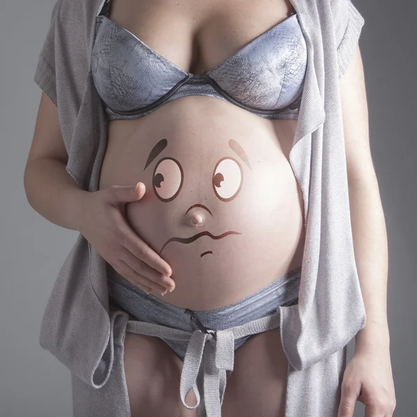 Zwangere vrouw toont het beeld — Stockfoto