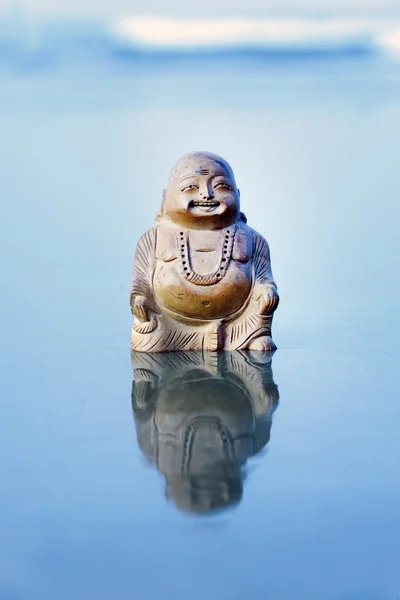Budda beeldje op het strand — Stockfoto