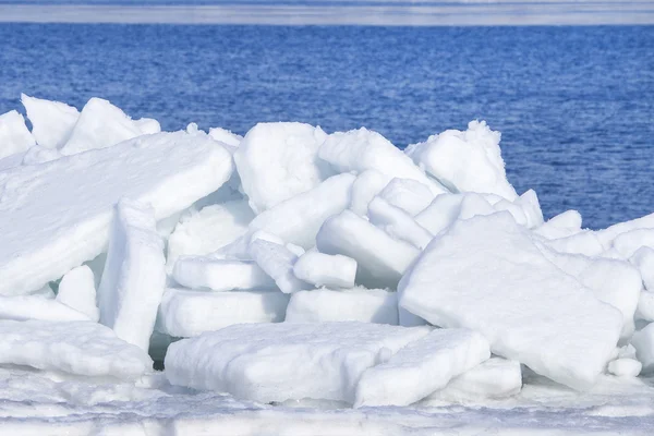 Våren paus på floden — Stockfoto