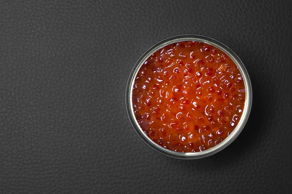 Červený kaviár v otevřené plechovce — Stock fotografie