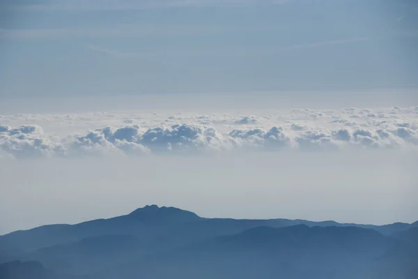 Cime di montagna tra le nuvole. — Foto Stock