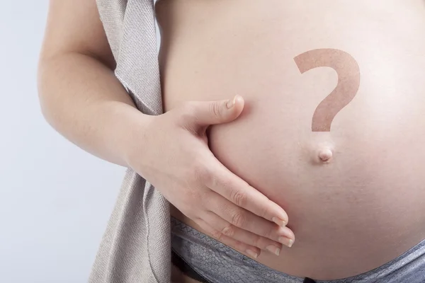 Kobieta w ciąży z pytaniem — Zdjęcie stockowe