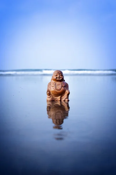 Budda beeldje op het strand — Stockfoto