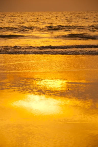 Ciel prodigieux reflété dans la mer . — Photo