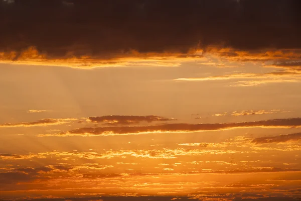 Traumhafter Sonnenaufgang in den Bergen Stockbild