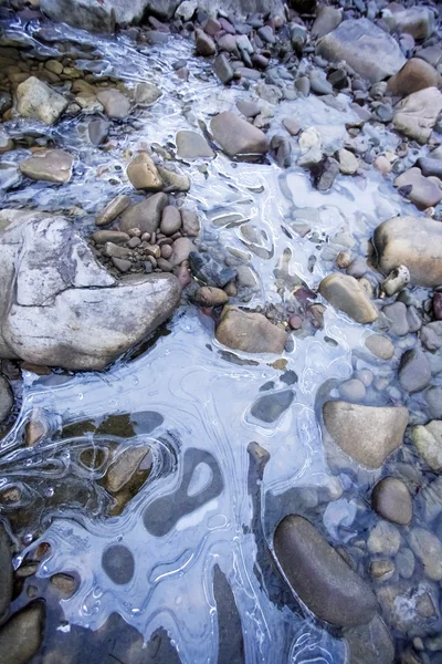 Rio congelado com pedras — Fotografia de Stock