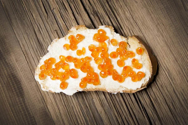 Toast au beurre et au caviar rouge — Photo