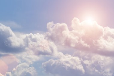 Mavi gökyüzündeki bulutlar