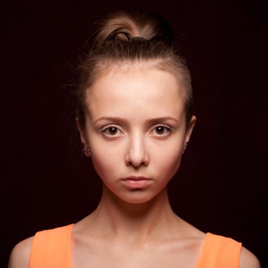 Genç Kadın Kameraya Bakıyor