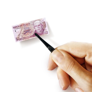 küçük banknot tutan bir pincet ile el