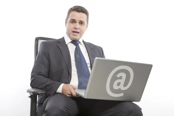 Homem de jaqueta segurando laptop — Fotografia de Stock