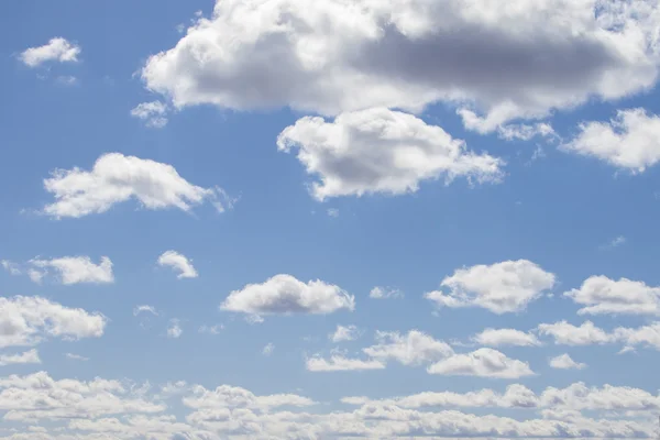 Wolken am blauen Himmel — Stockfoto