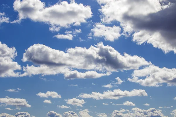 Wolken in de blauwe lucht — Stockfoto